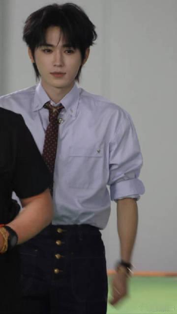 李宇春张杰宋亚轩撞衫 这一组撞衫照片真是太默契！李宇春的时尚态度、张杰的端庄气质