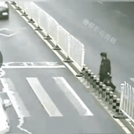 两个犟牛遇到一起了：行人认为汽车会让他，汽车驾驶员认定行人会避让。于是行人不停步