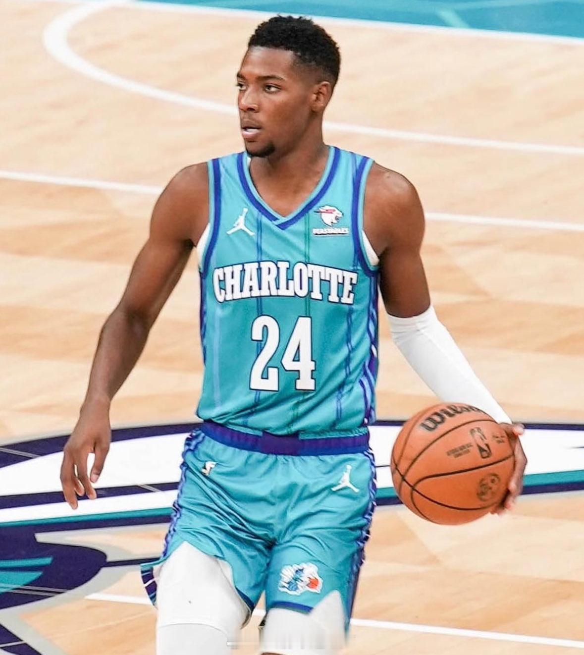 米勒左肩半脱位，将在两周后接受复查。 ​​​