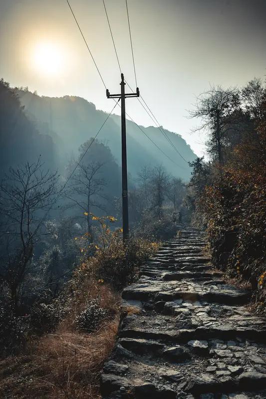 残阳照古道。