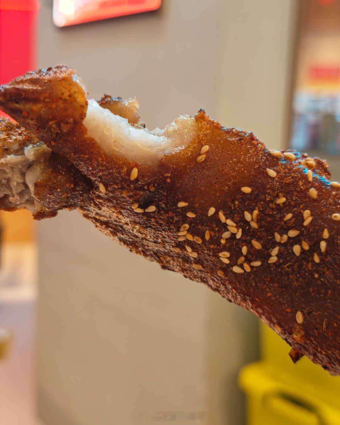 晚安朋友们，来口烤猪蹄吧，猜猜是用什么手机拍的？[喵喵] ​​​