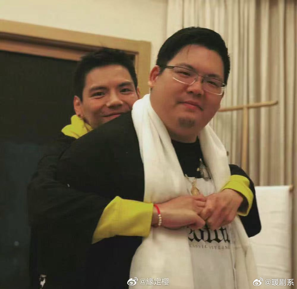 向佐 向佑谁能想到曾经几乎被家族藏起来的向佑，会大大方方站在哥哥的直播间里，两兄