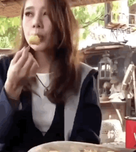 美女，二师兄都没这吃法#瞧这姑娘吃啥呢# #美女分享美食#