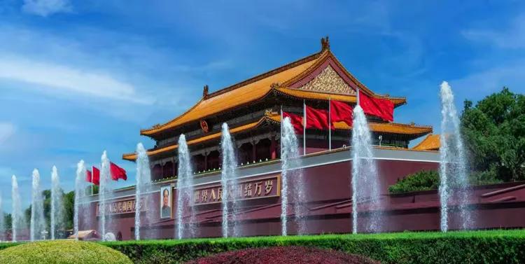 朋友们晚上好，您知道天安门城楼两侧喷泉什么时候开始喷泉？
根据官方安排，天安门金