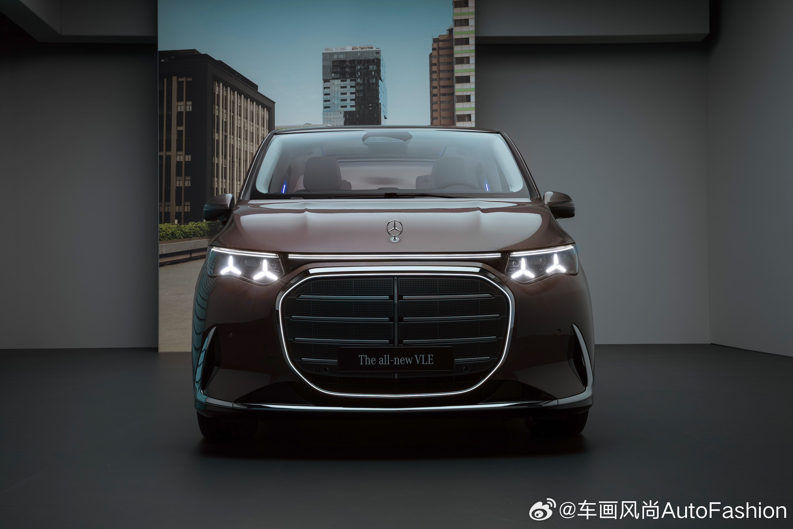 【奔驰亮出纯电MPV“移动贵宾厅”：31.3英寸8K屏、座椅自动编排】双重豪华