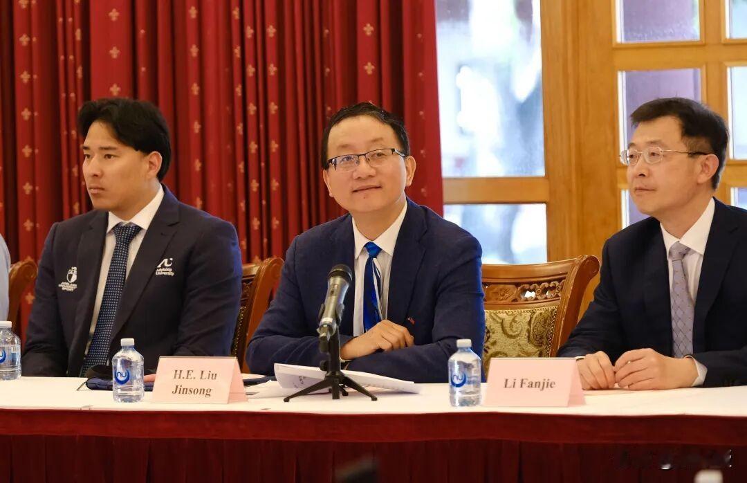 刘劲松大使发言：让我们荡起双桨
这个比喻在中澳关系中挺有趣[大笑打call]
