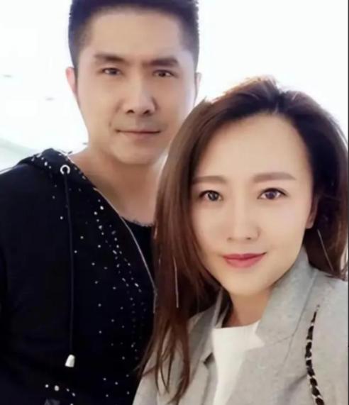 2012年，身价10亿的总裁石磊，送了一辆3000万的法拉利来追求潘长江之女潘阳