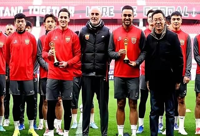 咱们的中超冠军上海海港以不胜战绩结束了亚冠精英联赛征程！
8场比赛4平4负，成为