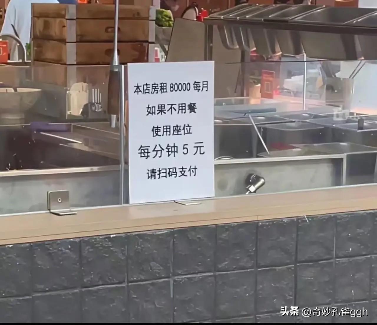 “这老板太聪明了！”天气炎热，一门市店老板看见店里每天蹭空调的比消费的人还多，在
