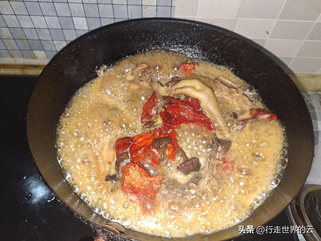 生活所需，半夜做鸡。


​长白山的榛蘑与焉耆的辣椒跟鸡块一起炖，味道好极了。