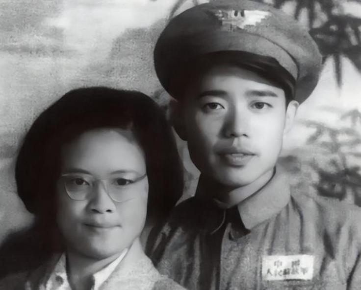 1952年，在朝鲜打下9架美军飞机的王牌飞行员赵宝桐对一个女记者一见钟情，空军司