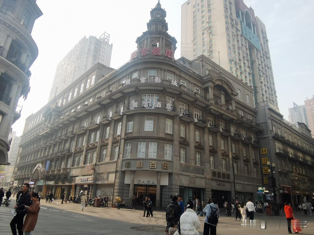 江汉路步行街：璇宫饭店！

建成于民国时期，
是武汉市最早的涉外饭店，
据说这里
