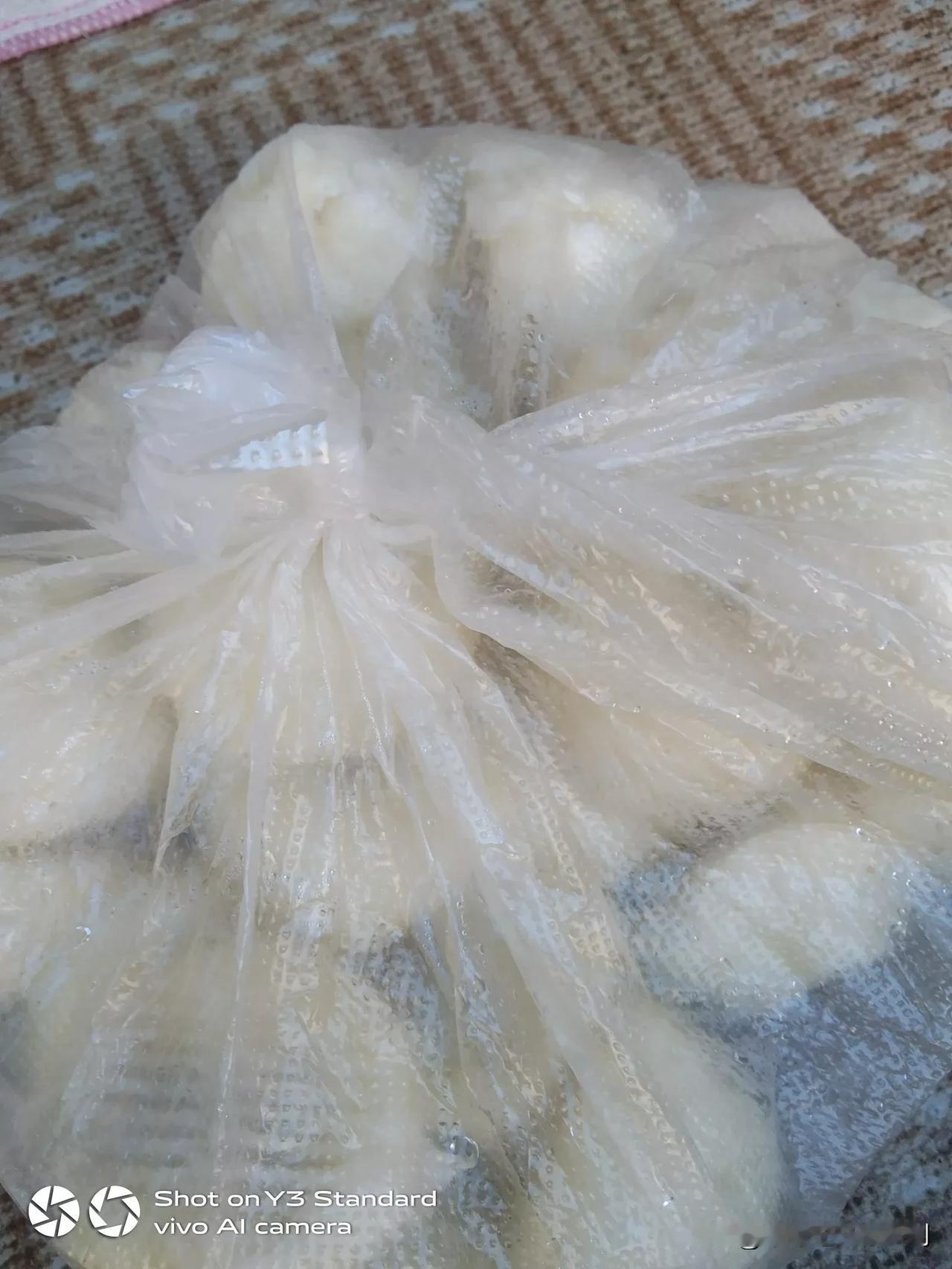 今年不买肉了。我们村也开始杀猪了。家里有老人，买点包子。二十元，一斤茶叶五十元，