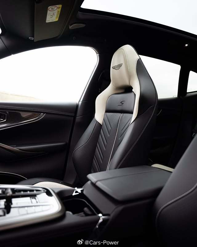 地表最强量产SUV之一🩶阿斯顿马丁DBX S🩶4.0T双涡轮🩶727马力?