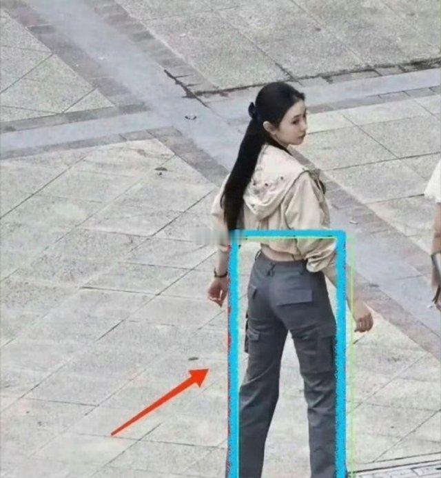 刘浩存身材比例有点吓人，三分之二都是腿实锤了 
