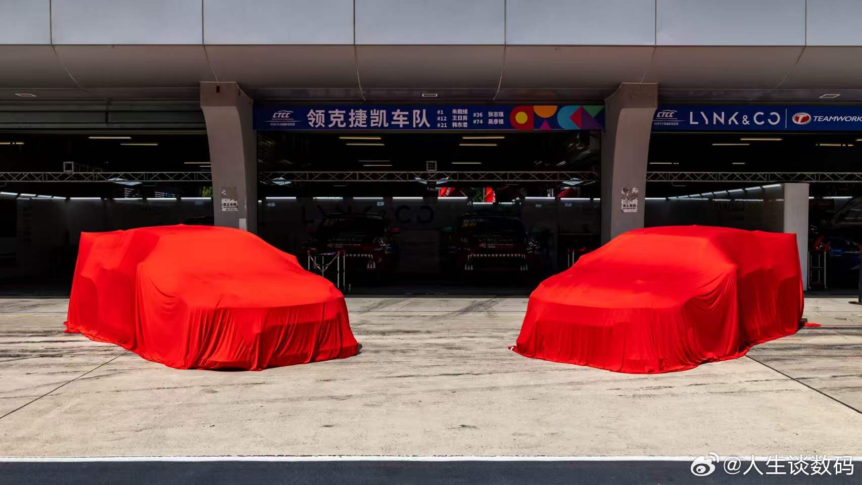 沉浸式打卡上海站赛车火热现场！吴彦祖亮相领克捷凯车队，现场粉丝热情高涨，赛场随处