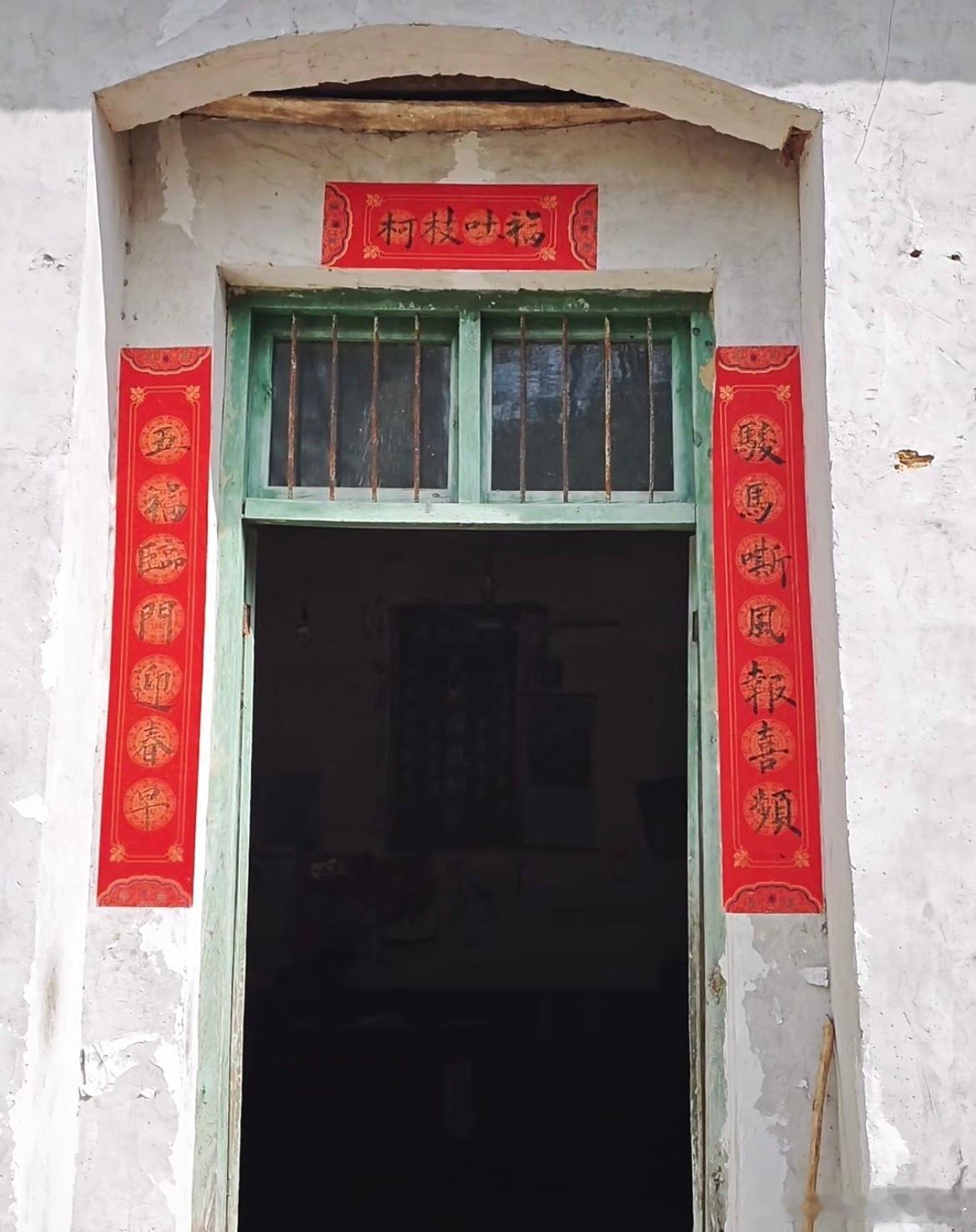 50后过年vs00后过年奶奶那会还在灶台前忙碌，蒸炸煎煮，满屋子都是饭菜香。爷爷