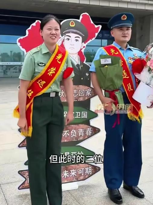 “太有缘了！”安徽宿州，两位妈妈在高铁站接服役12年退伍的儿子和女儿。没想到，男