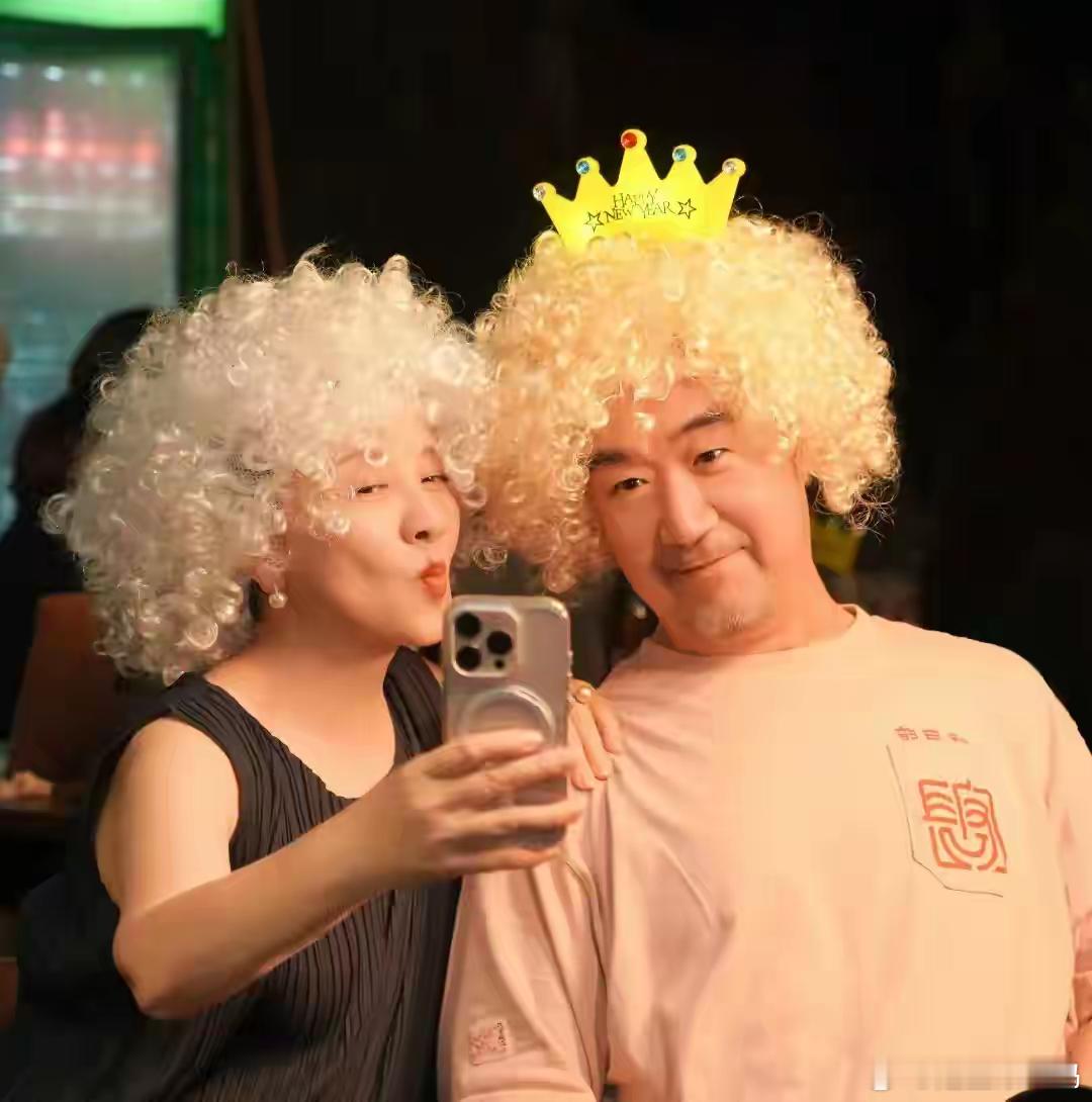 张国立带老婆参加聚会，夫妇俩戴假发搞怪自拍，67岁邓婕依旧优雅！ ​​​