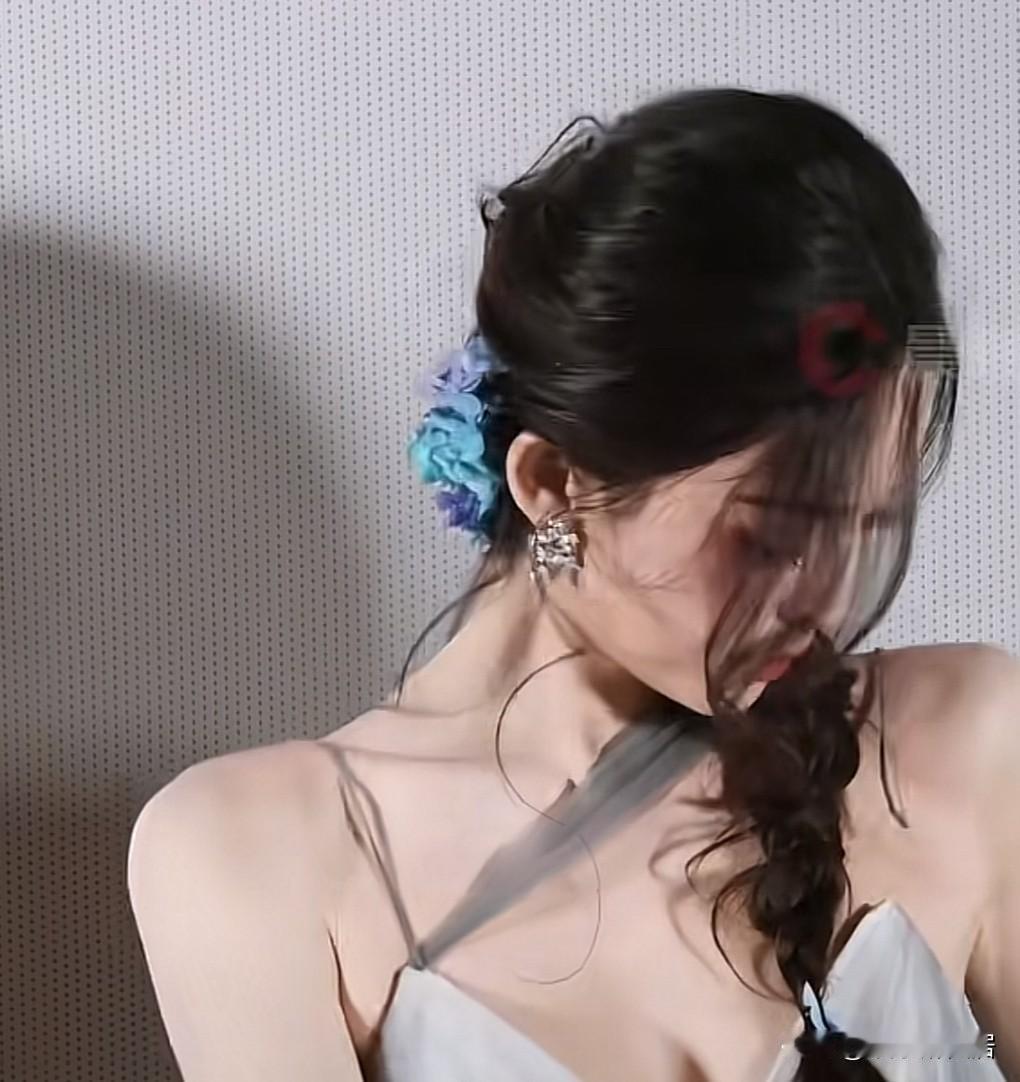 果然没人还得是娜扎，
这小身材和颜值在人群里太出众
虽然跳着舞裙子的肩带开了
但