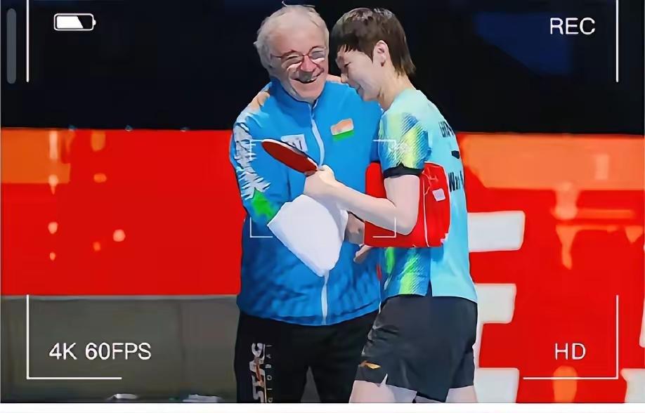 看看印度教练看曼昱的表情：
眼里满是崇拜，脸上洋溢着笑容，肢体动作全是喜爱
曼昱