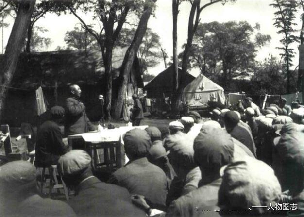 1954年，王震在汤林铁路线向铁道兵官兵作报告。