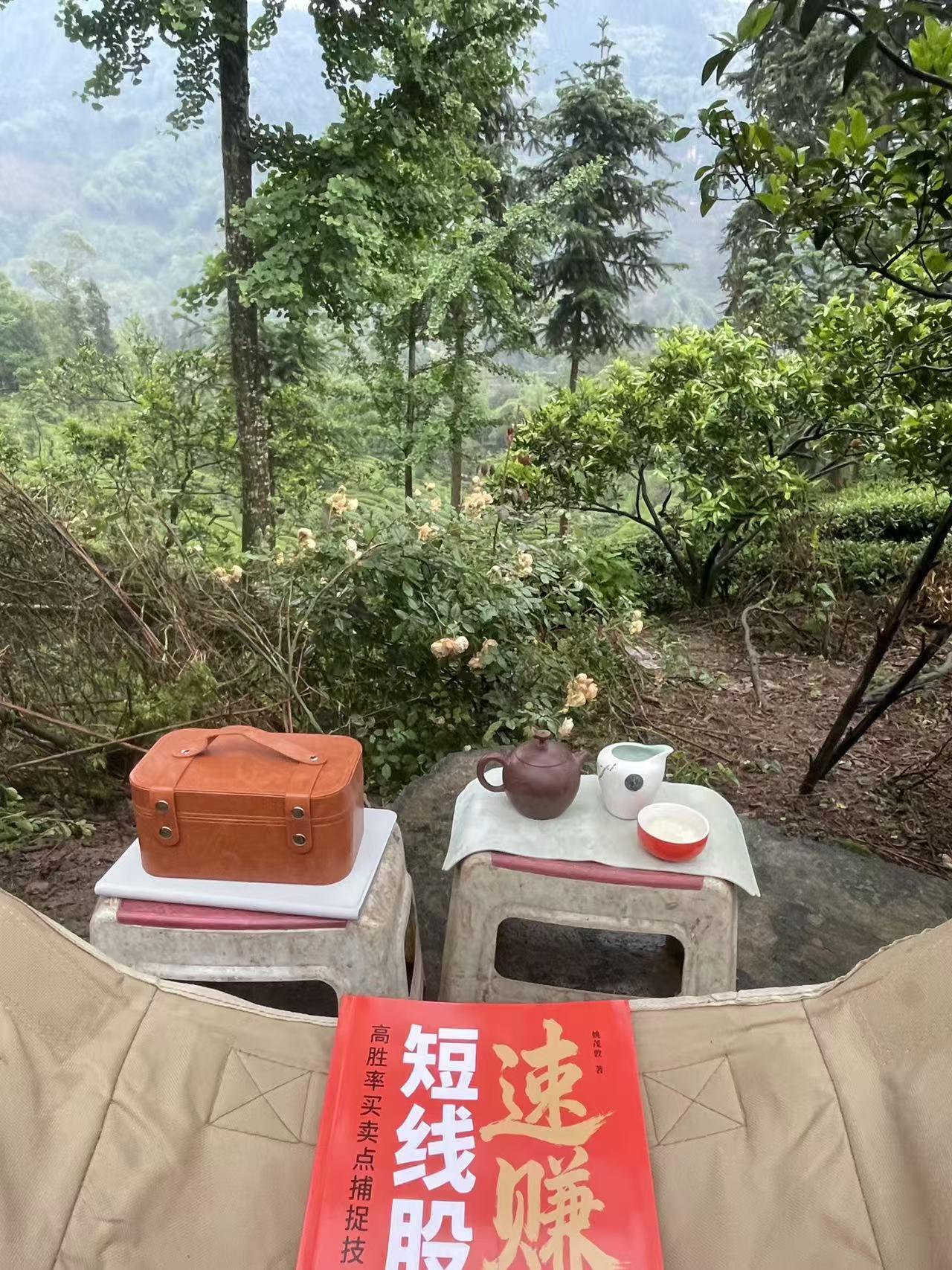 一位读者五一假期回老家，在大山深处读我的新书《速赚短线股》，真是让人感动。股市成