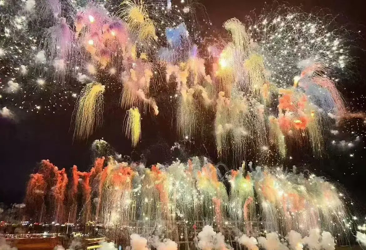 浏阳烟花正向魔法方向发展你见过无人机与烟花共舞吗？在浏阳，这已然成为现实。千架无