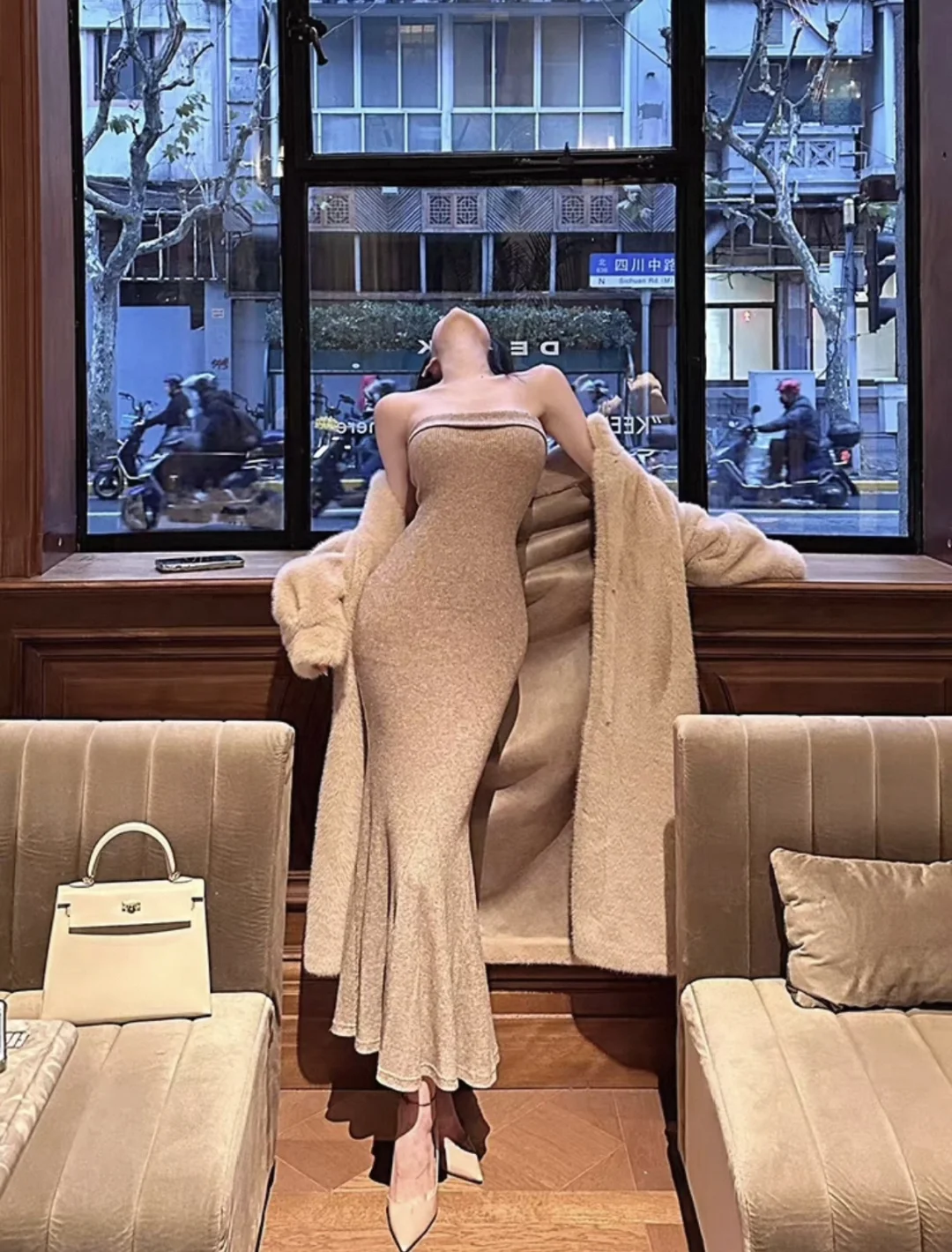 贵气感十足 绿色背带裤配什么上衣 黄色背带裤配什么上衣 年会穿搭 闪闪发光的裙子