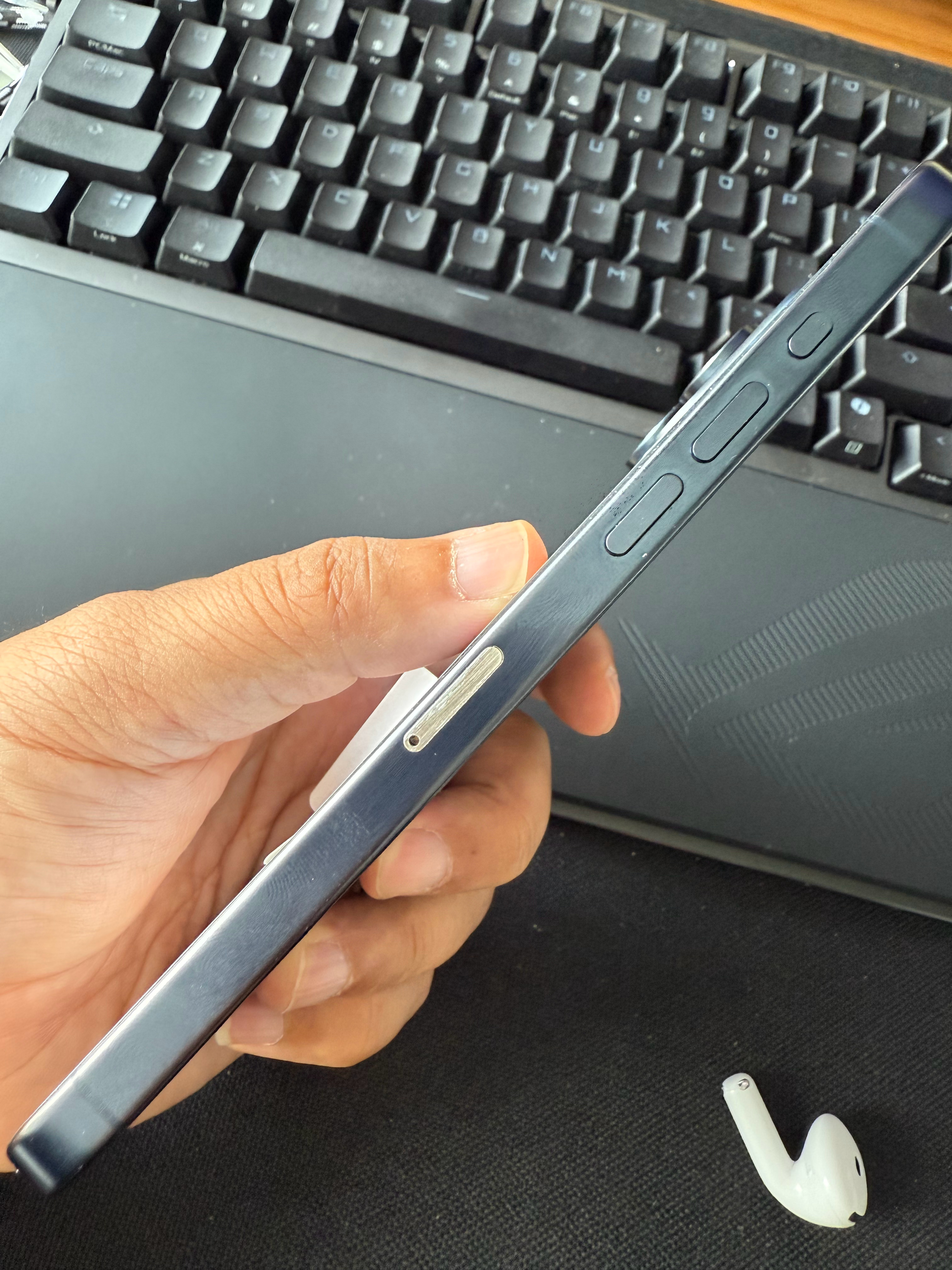 卡托都掉漆，我也是第一次见，当然只会出现在iPhone 15 Pro Max上。