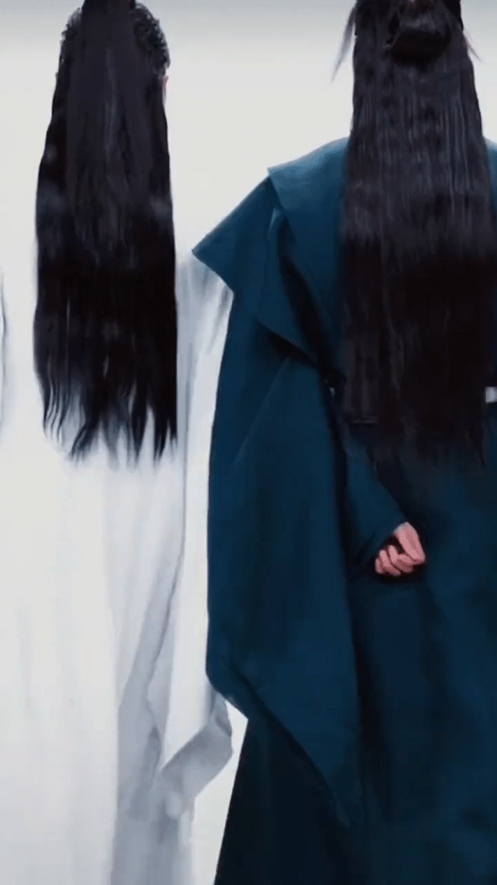 龚俊 cpf 早安安🗡️指间藏锋如“十步杀一人”，🏺执壶对月似“举杯邀明月”