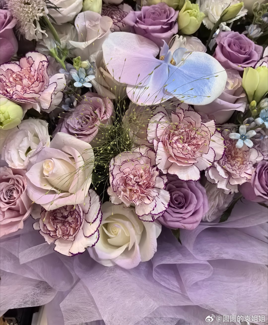 周末也太舒服啦～吃小蛋糕、喝喝茶，还有一束超好看的花花，美滋滋～不过我偷偷还点了