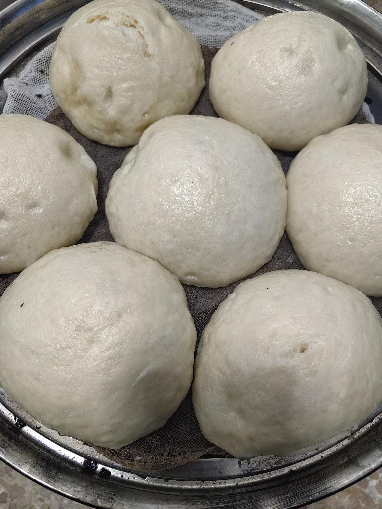 正宗的手工馒头。
从小就喜欢吃面食，尤其是馒头，当然面条例外。
长大了之后，自己