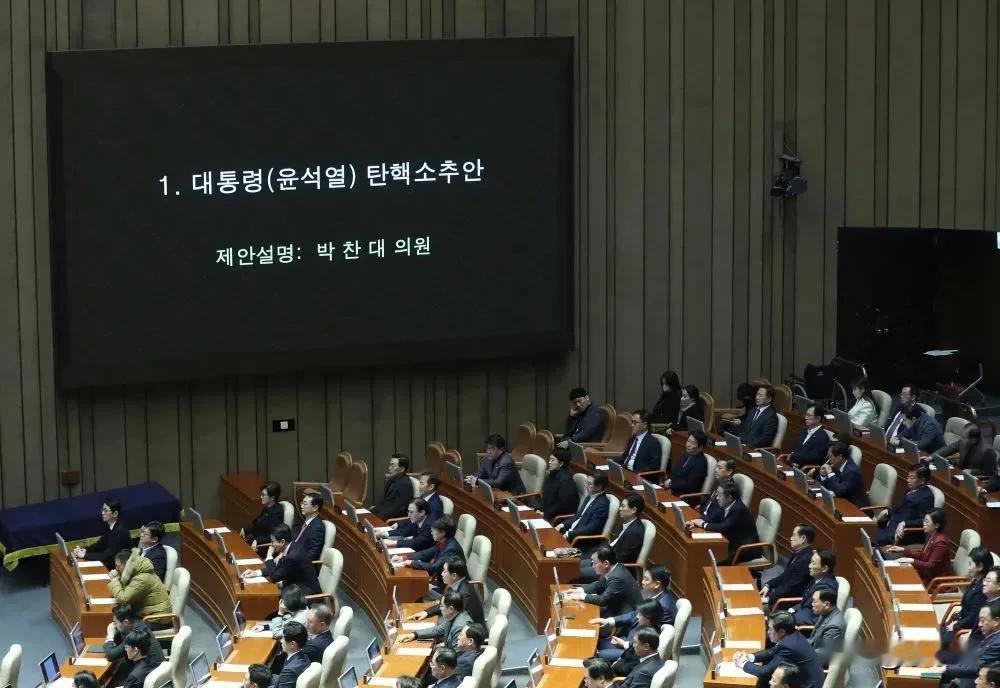 韩国政坛又演起了一出好戏。总统尹锡悦拒绝接受调查，国务总理韩德洙能否任命宪法法官