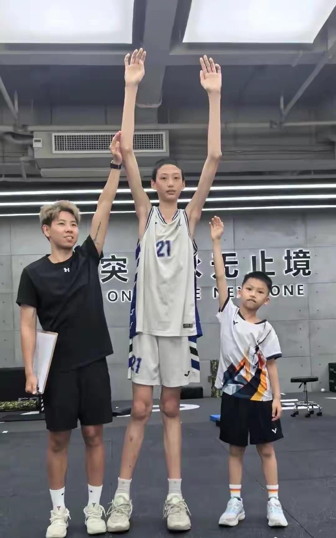 广东宏远挖到潜力内线好苗子！
广东男篮青训再收获宝藏少年！13岁的李若豪，身高已