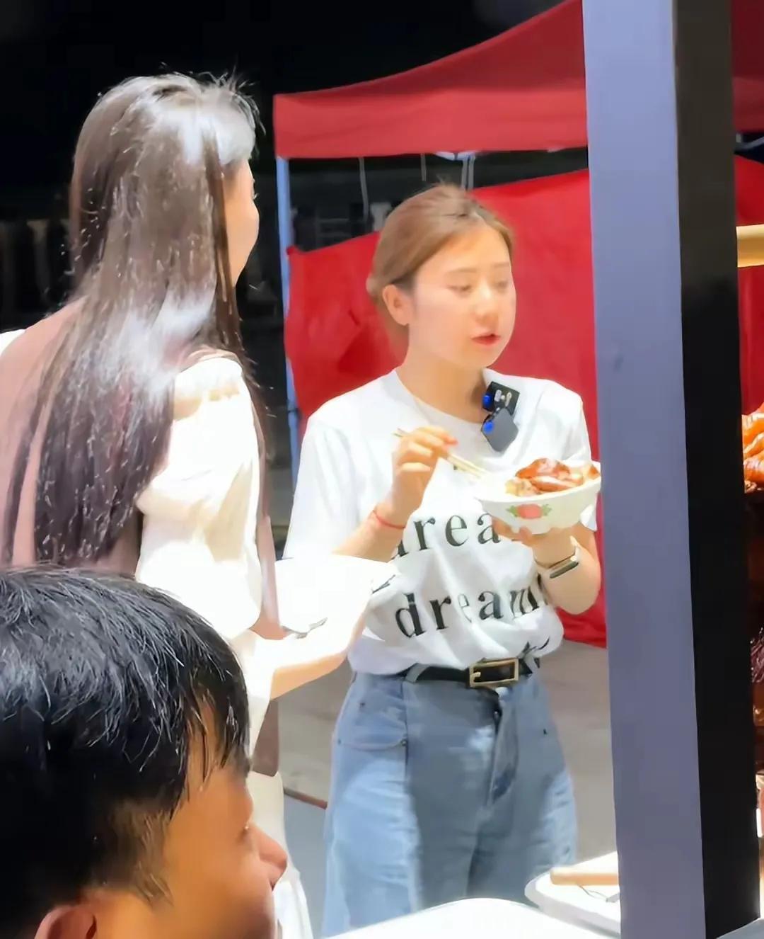 福原爱逐渐走出了离婚的阴影，她又开始有了之前可爱的模样。其实吧，如果离婚后，孩子