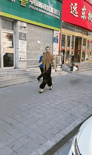 姿态很妖娆，把头发留长了就更像了！
 
短头发好心情