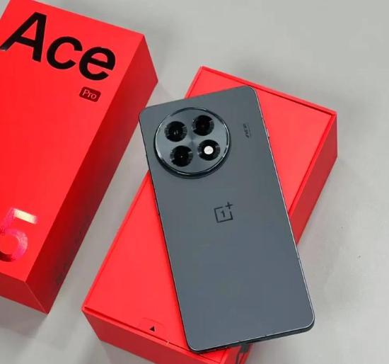 在拍照方面，一加Ace 5 Pro后置5000万像素主摄与800万像素超广角镜头