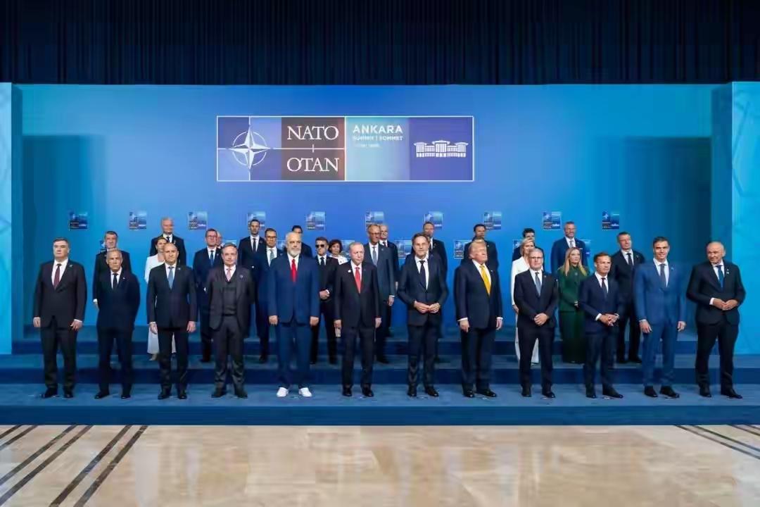 ​尽管美国总统特朗普心中不愉快，但他总是来了。在北约的峰会上看到特朗普的身影，这