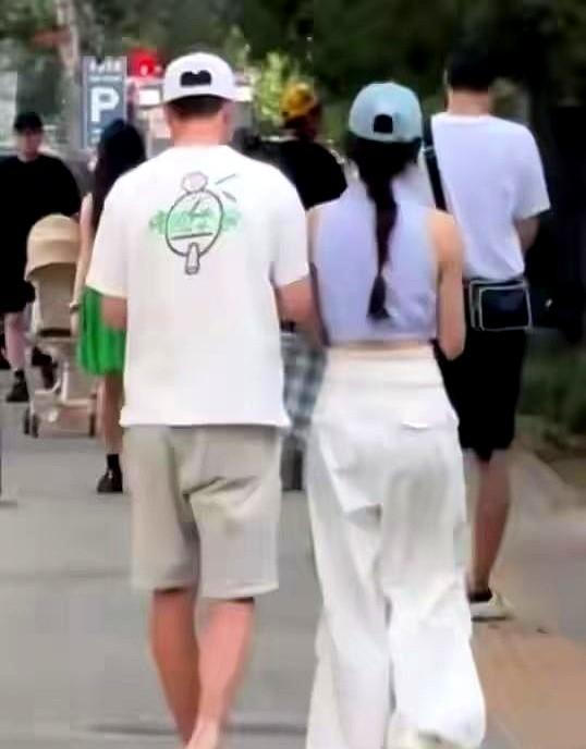 马龙带老婆逛街被偶遇！

真的好松弛啊！

马龙踩着拖鞋就出街了，晒黑了好多，皮