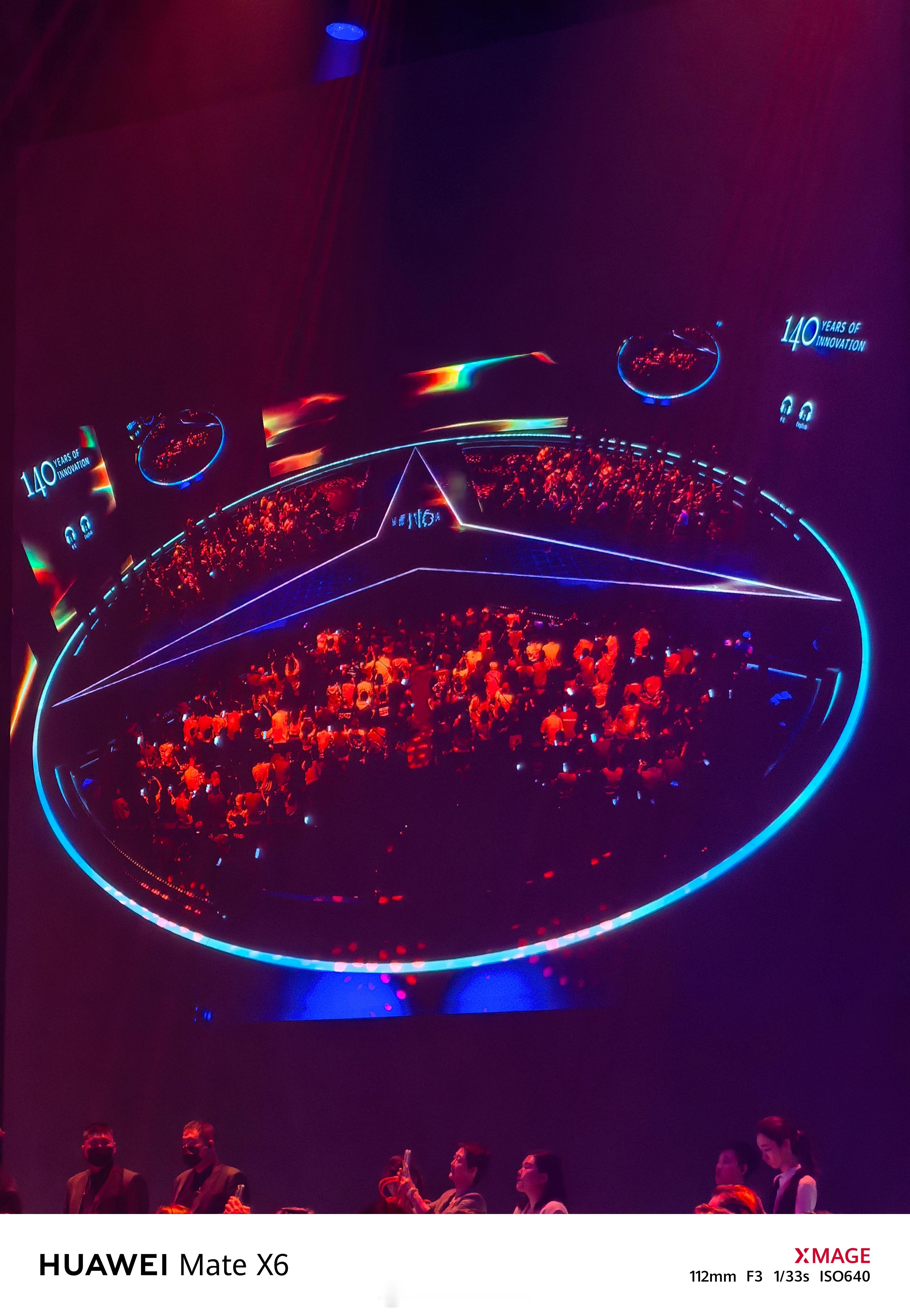 你不得不佩服奔驰的舞美整个会场就是一个圆环外围是赛车跑道里面做了三叉星辉的观众席