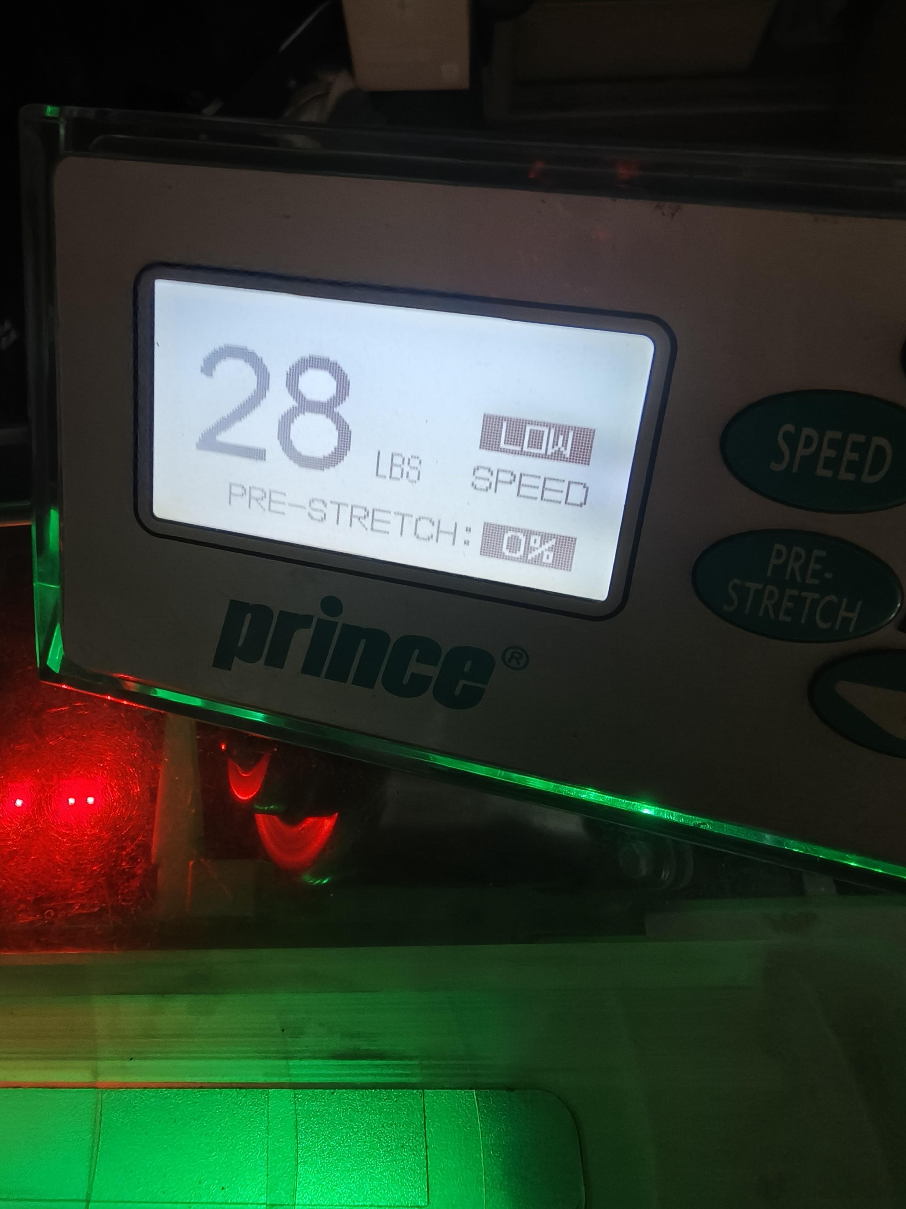 利用午休的时间穿了把拍子。2025中网 现场看了马纳里诺的训练和比赛，遂决定也试