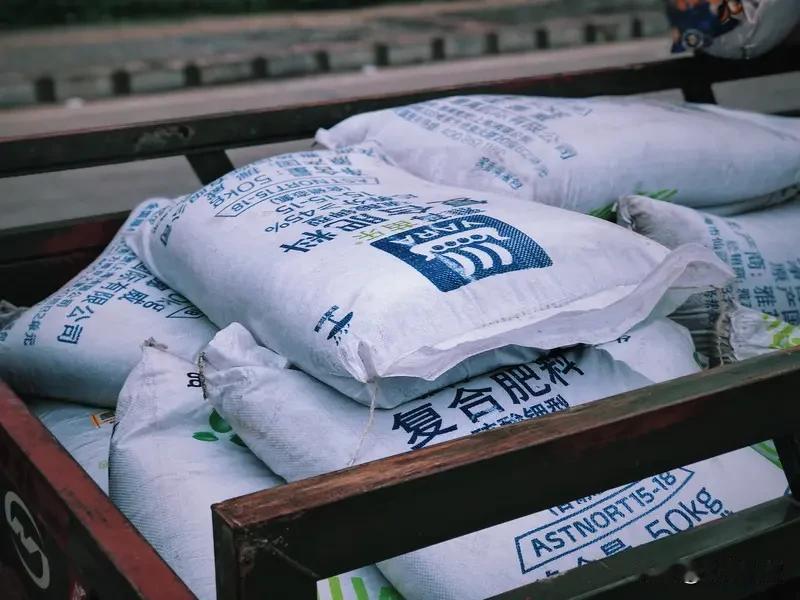 今年2月以来，化肥价格涨疯了，尿素2月上旬比1月下旬涨了20.6%，磷复肥、钾肥