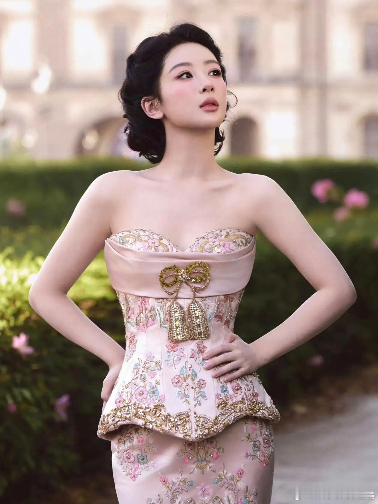 发现没，杨紫有一个弱点，可能永远也改不掉，那就是哪怕站在最高领奖台，她永远学不会