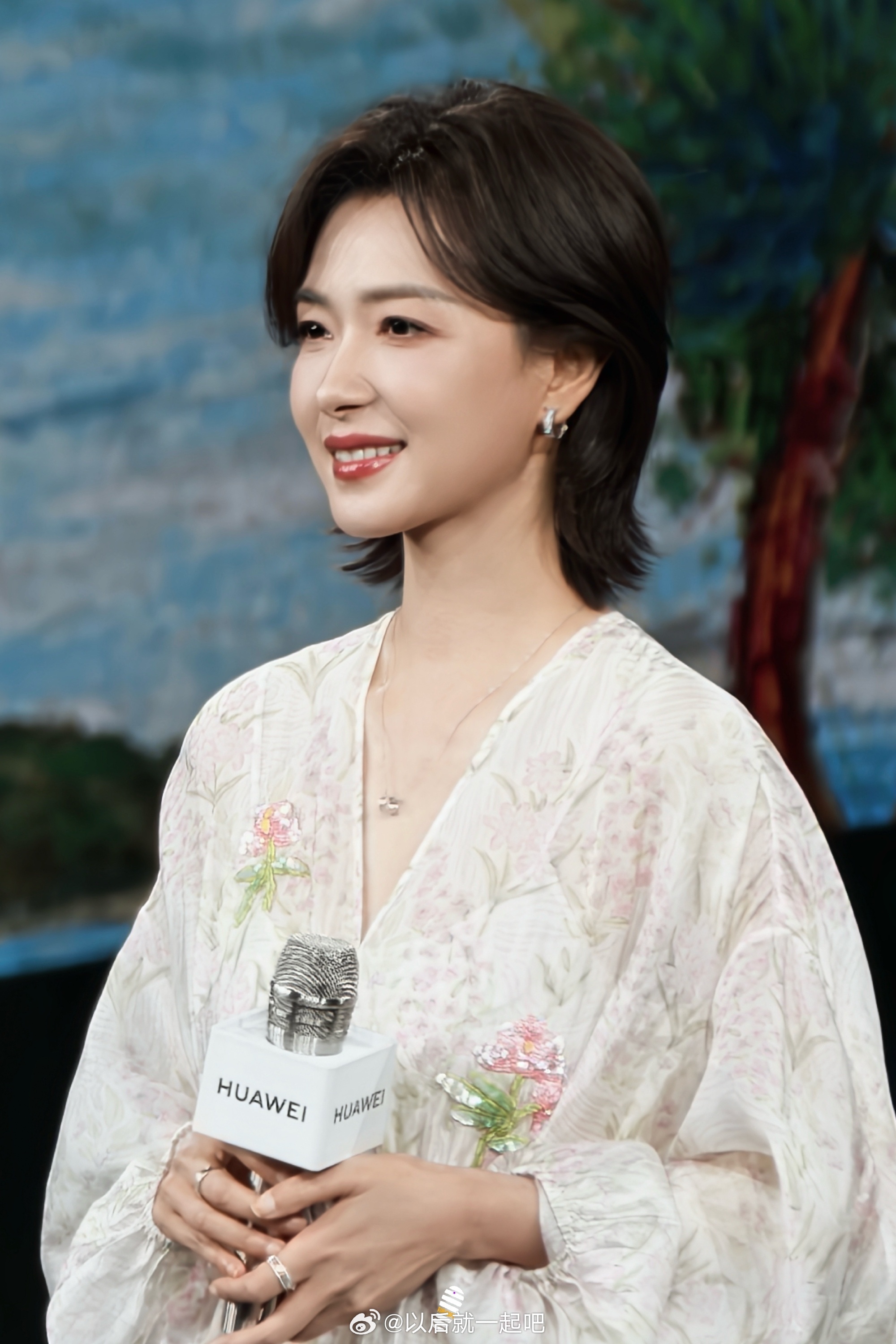 万茜唐宫仕女图科技碰撞古典美学，华为平板陪万茜勾勒独属于她的绘画小天地万茜笔下的