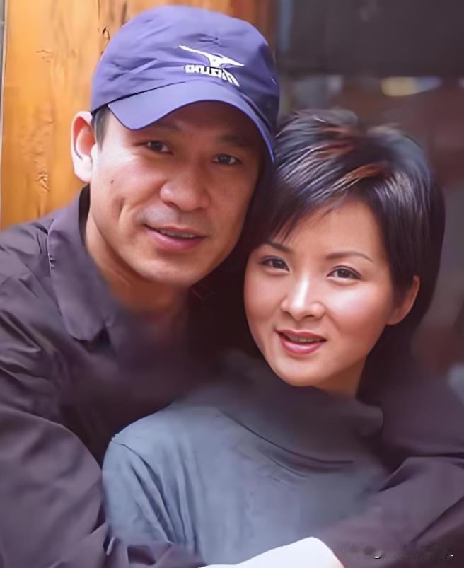 2000年，27岁的谢兰嫁给大自己11岁的师小红，两人约好了丁克，不要孩子，因为