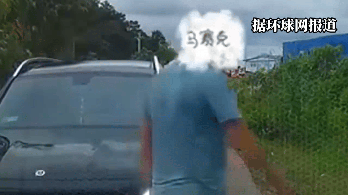 2025年8月，广西防城港的“奔驰亮证姐”侯某某在会车时与他人发生争执，她居然冒
