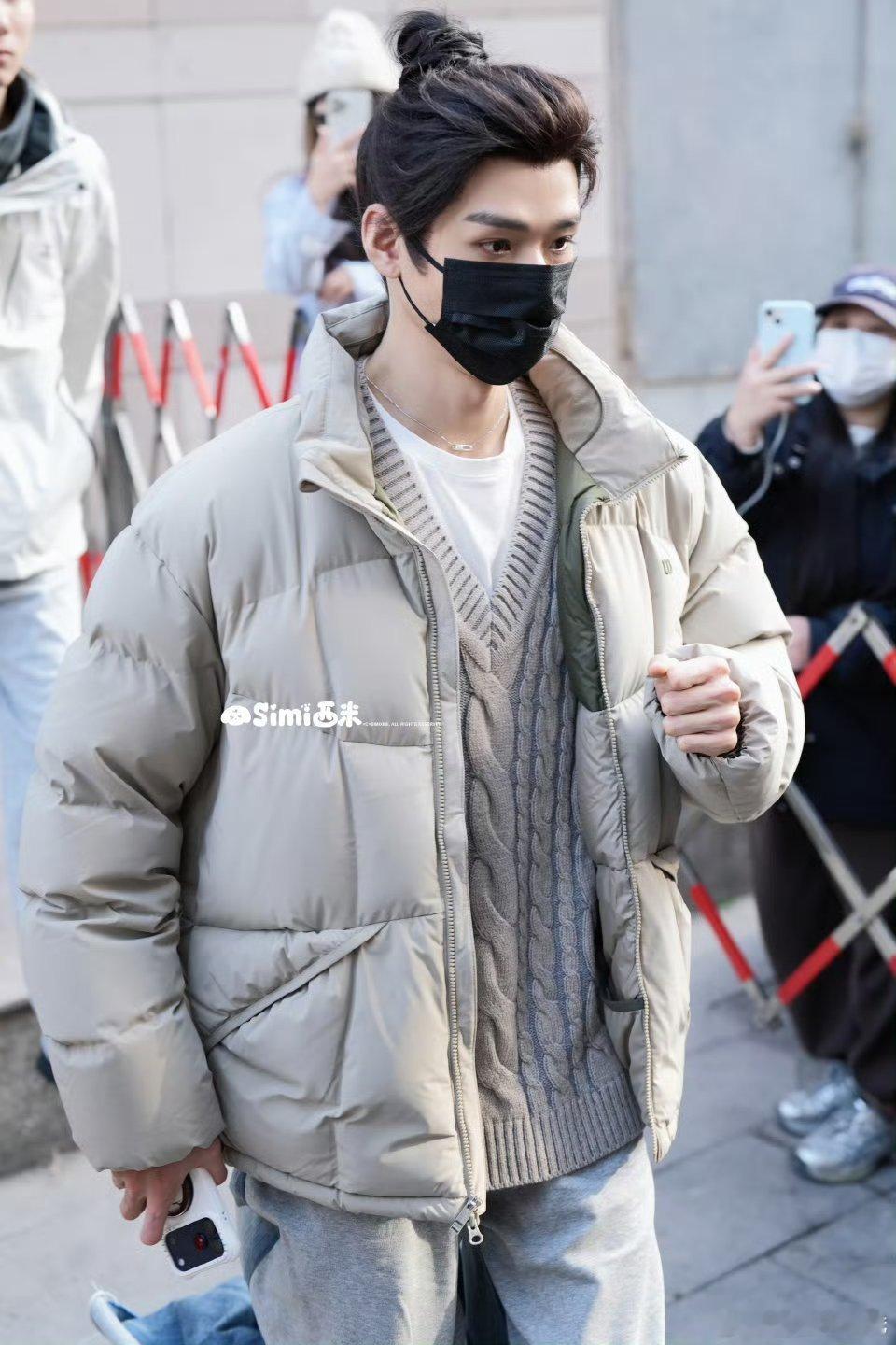 龚俊《白衣公卿》拍摄路透，龚俊应该是专门练习过体态了吧，越来越好了 