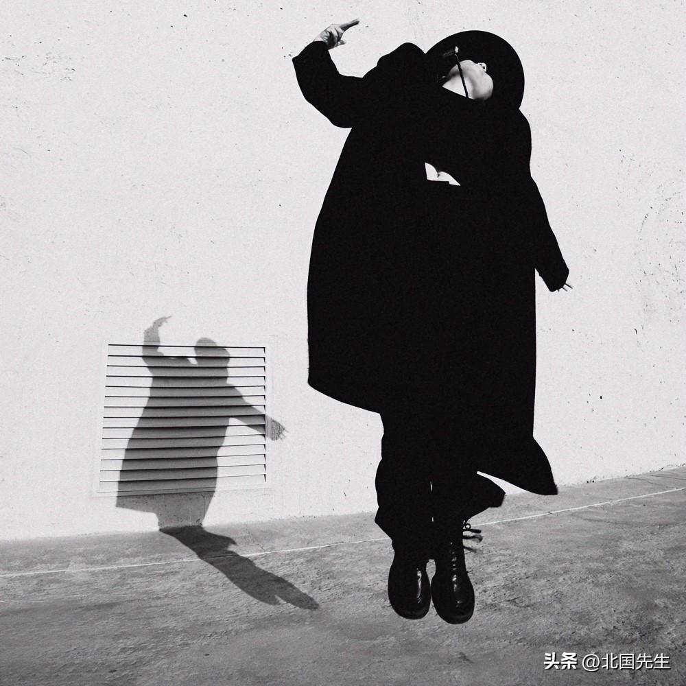 怎么跨越阶层？
如果吃苦努力能跨越，
相信老百姓最富有。
就有了一个新职业：舔狗