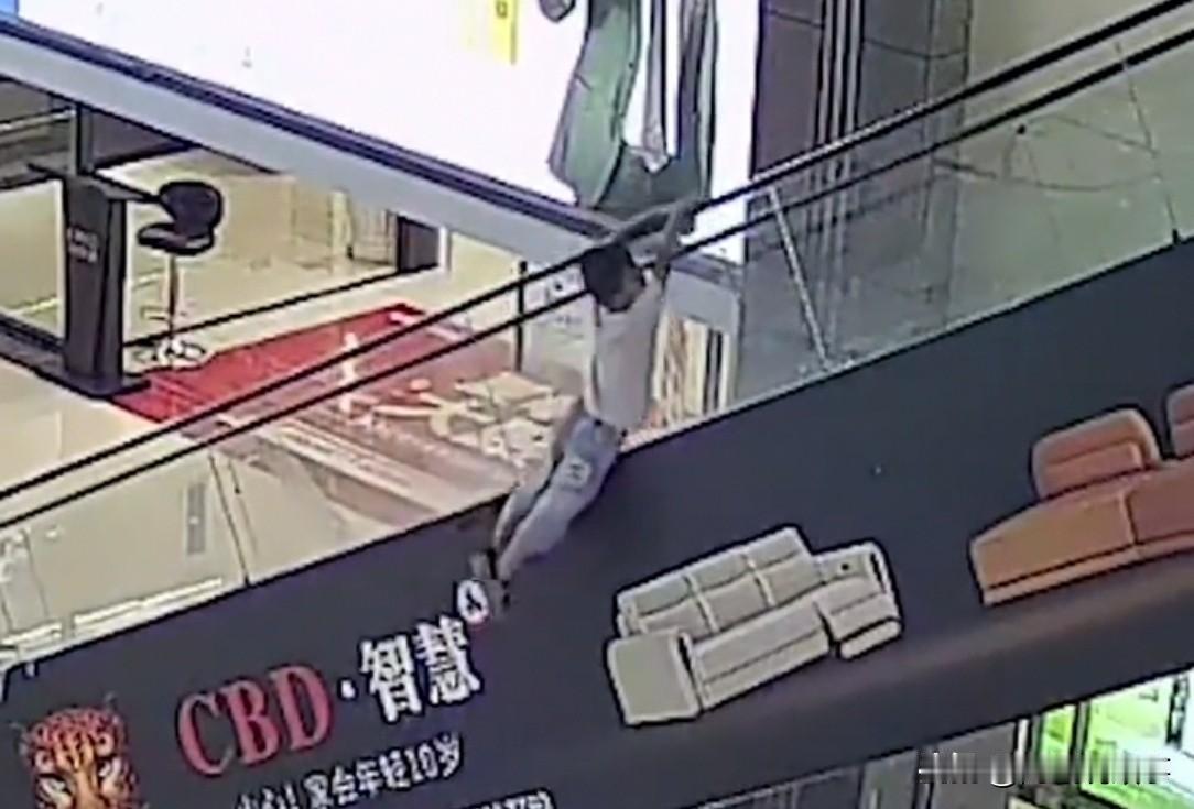 江西上饶一商场，6岁小男孩爬扶梯玩，结果被扶梯拽着往上拖，吊在近6米高的地方，眼